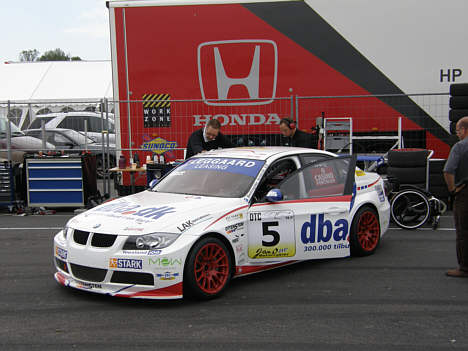 Leif Hansson forsøger at forklare Jason Watt at han kører for Team Den Blå Avis og ikke hos Hartmann Honda teamet.
(Foto: Motorsporten.dk)